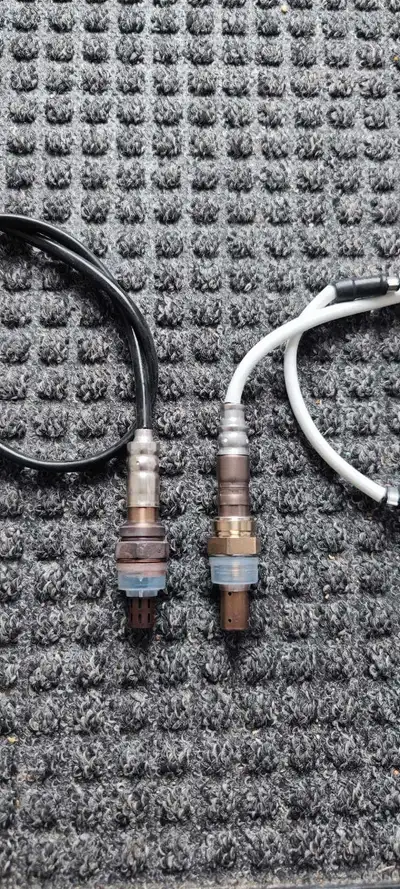 Selling a pair of new Honda/Acura O2 sensors. These oxygen sensors are for 2001-2004 1.7 and 2.4 eng...
