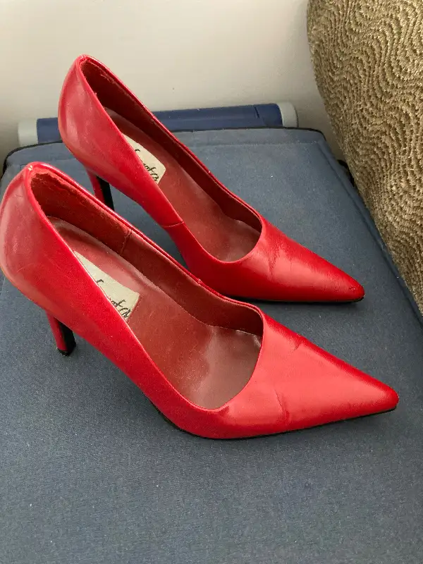 LibertaRed high heel stiletto shoes size 7 in Women's - Shoes in Banff / Canmore - Image 2