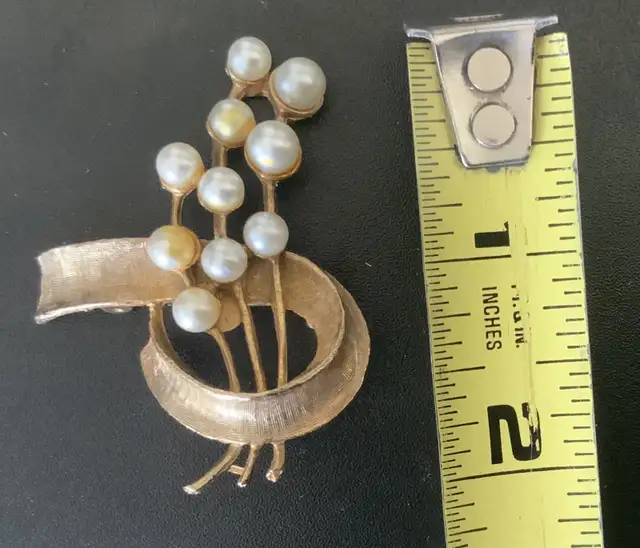 Vintage Ribbon Bow Gold Tone Brooch W/Faux Pearls in Jewellery & Watches in City of Montréal - Image 7