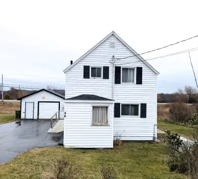 Right in Annapolis Royal, close to groceries, shops, veterinarian, and health services. 4 bedroom, 1...
