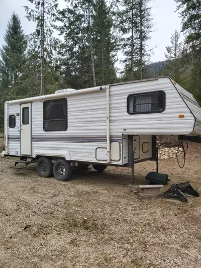 2 sinks 2 way fridge/freezer (propane or electric) 4 burner stove (propane) Forced air heating (prop...