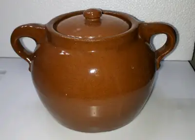 Antique 1900s or earlier 3 quart bean crock. Excellent crock with no chips or cracks .Great collecta...