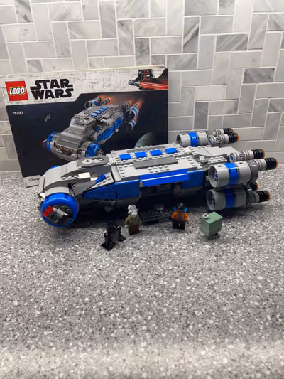 932 pièces, 100% complet avec les 4 minifigures et le livret