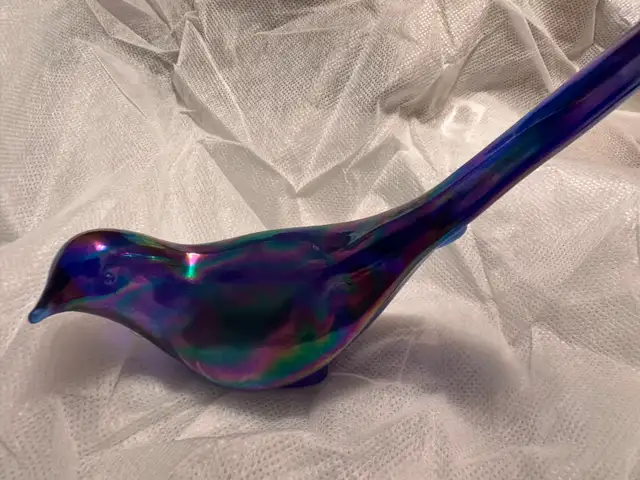 O - VINTAGE FENTON IRIDECENT BIRD in Arts & Collectibles in Barrie - Image 2