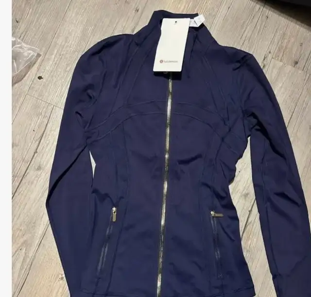 Lululemon Define Jacket Gold Zipper in Women's - Tops & Outerwear in Laval / North Shore - Image 7