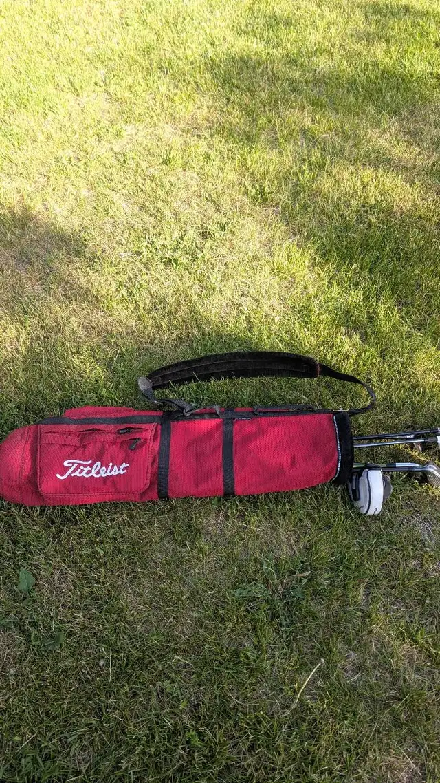 Titleist Sunday Bag with TaylorMade Clubs in Golf in Barrie - Image 2
