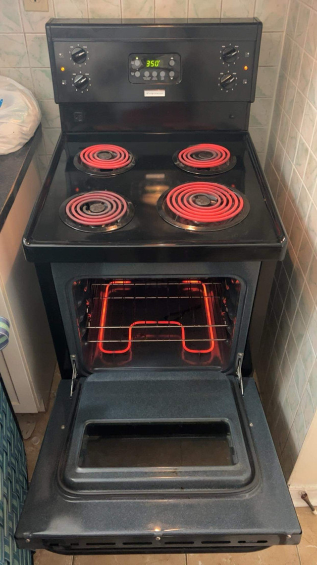 24” Frigidaire electric stove like new  in Stoves, Ovens & Ranges in Mississauga / Peel Region - Image 2
