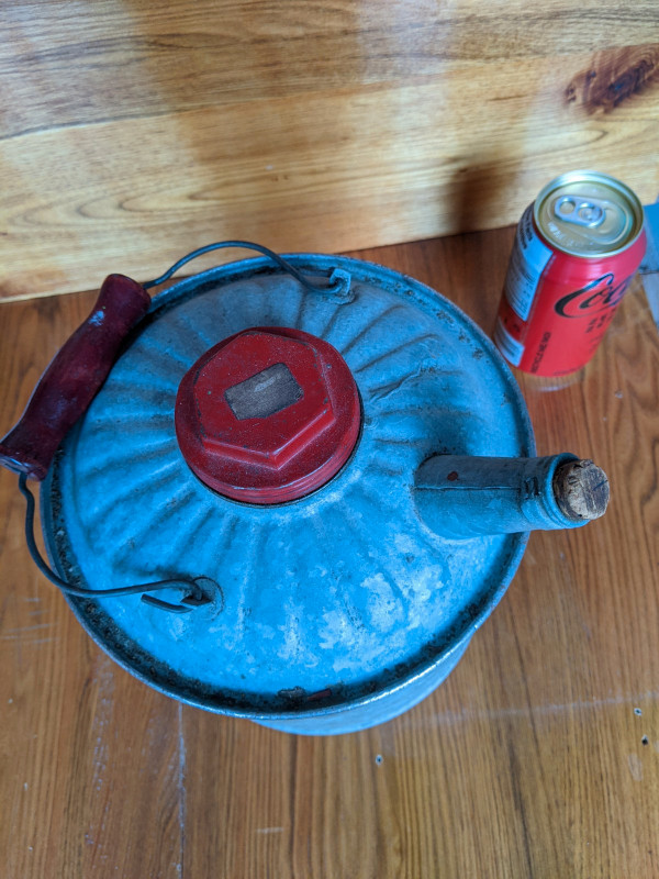 Vintage Galvanized Metal Gas Can Kerosene Red Wood Handle in Arts & Collectibles in Gatineau - Image 2