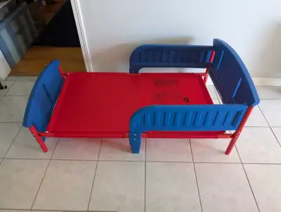 Toddler bed amazing condition. Comes with mattress