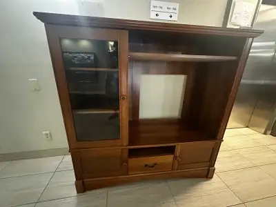 Solid wood tv stand very good condition for how old it is ! Scratches on top left side see picture....