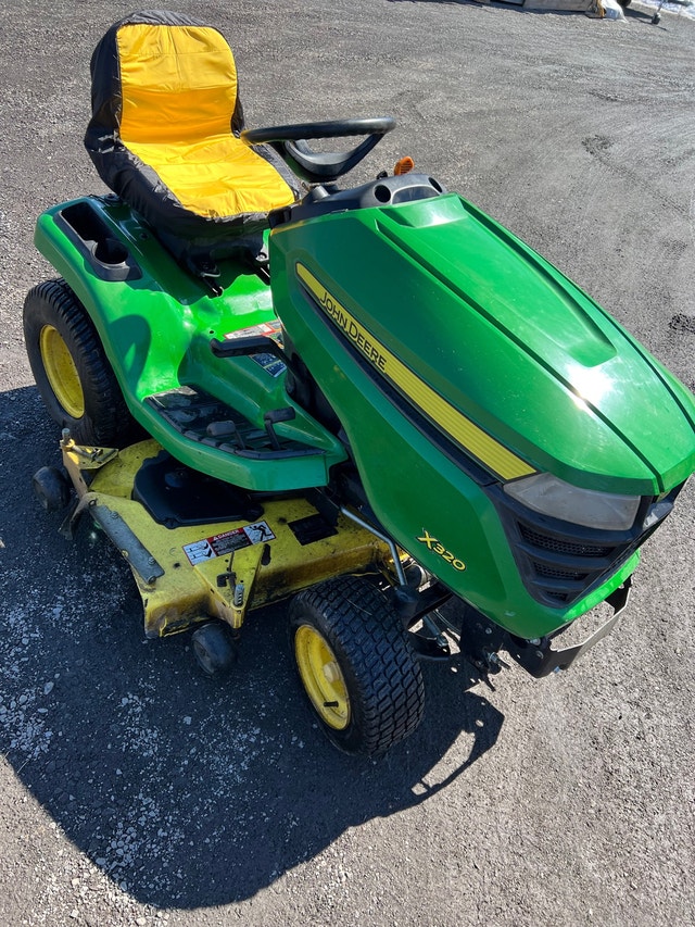 John Deere lawn tractor garden model X320 c/w 7P cart trailer Lawnmowers & Leaf Blowers