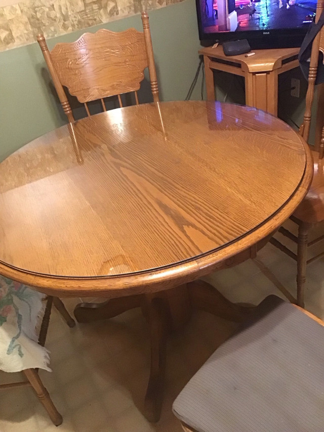 set de cuisine en chêne avec vitre  dans Mobilier de salle à manger et cuisine  à Longueuil/Rive Sud - Image 2