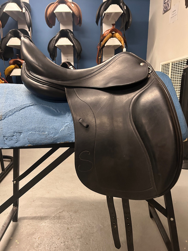 18” Forestier Illium Dressage Saddle in Equestrian & Livestock Accessories in Comox / Courtenay / Cumberland