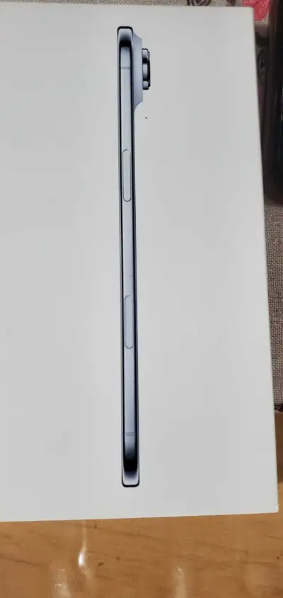 I'm selling an Apple iPhone Air, in excellent condition. It comes in the original packaging. This sl...