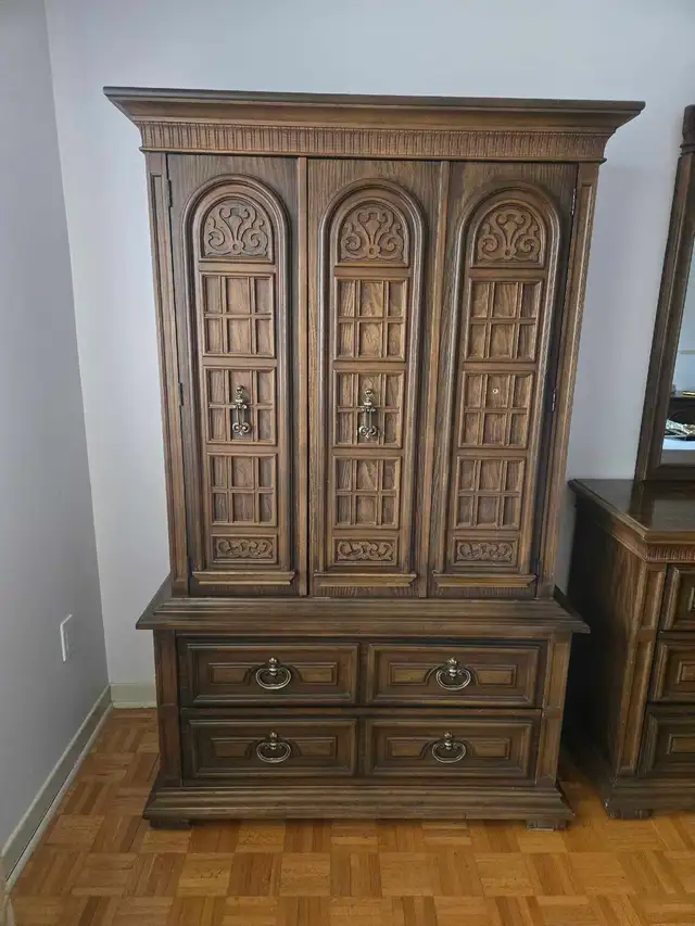 Ensemble de chambre a coucher in Dressers & Wardrobes in City of Montréal - Image 4