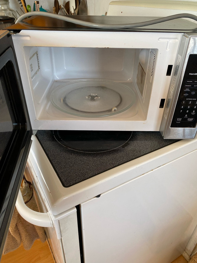 Microwave for sale in Microwaves & Cookers in Saskatoon - Image 2