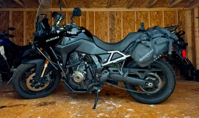 Salut les riders ! Je vends ma Suzuki V-Strom 800 SE 2024.Elle offre une tenue de route féroce, un c...