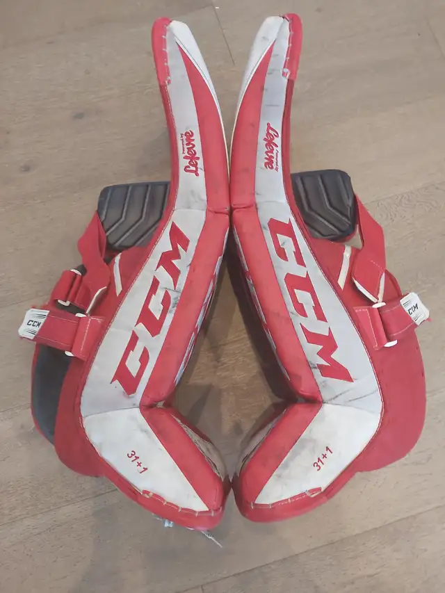 CCM Extreme Flex 4 Goalie Pads 31+1, Blocker and Glove in Hockey in Calgary - Image 11