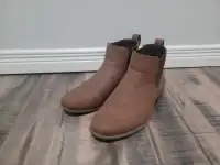 Selling boots Men's size 7(US) DM me and make your offer