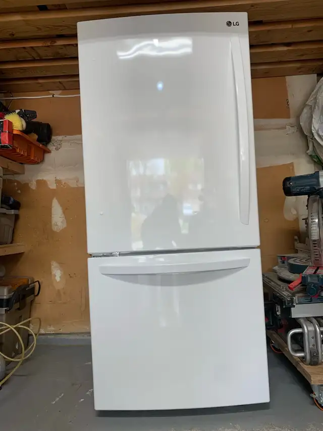 Classic White Fridge, bottom Freezer in Refrigerators in Oakville / Halton Region - Image 2