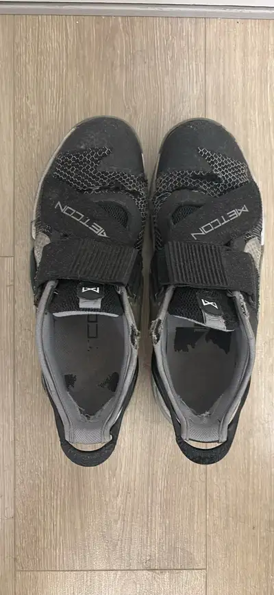 These Nike Metcon training shoes are designed for high-intensity workouts and weightlifting, featuri...