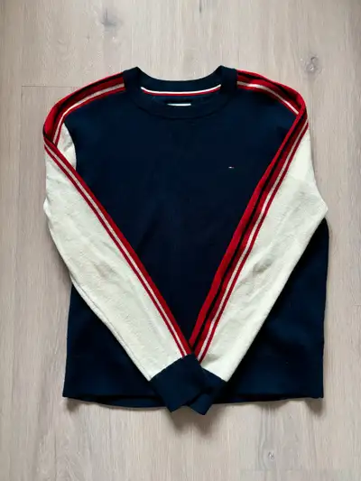 This Tommy Hilfiger sweatshirt is in perfect condition, offering both style and comfort. Crafted fro...