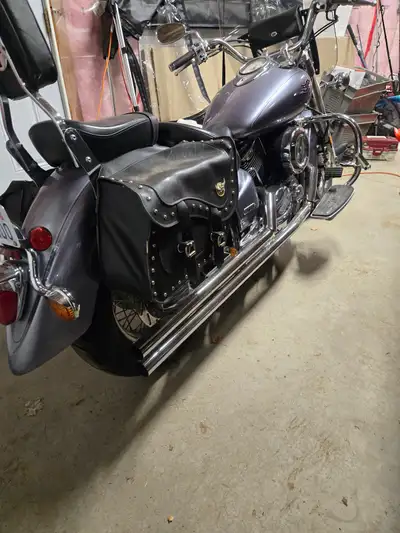 Vstar 1100 Classic, new tires, plugs etc. Certified 1500kms ago. straight pipes and stock pipes. gre...