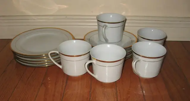 White Dinnerware Sets / Plates with Gold Rim / Flatware in Kitchen & Dining Wares in City of Toronto - Image 9
