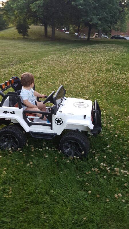 24 volts Jeep 4x4 Wrangler blanc 180 watt voiture électrique dans Jouets et jeux  à Longueuil/Rive Sud