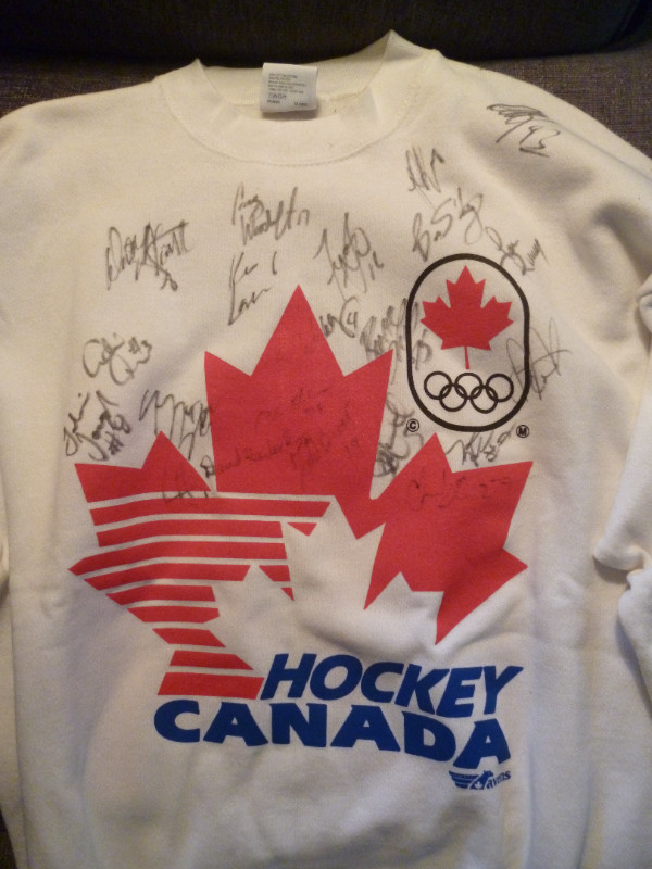 1994 Lillehammer Olympic hockey sweatshirt signed by 21 - Kariya in Arts & Collectibles in Peterborough - Image 2