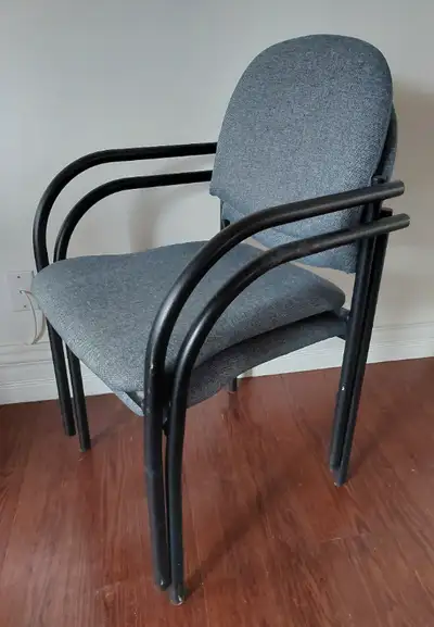 Chaises d'invités en tissus propre et empilables, peu utilisée. 40.00$ chaque et 4 de disponibles. S...