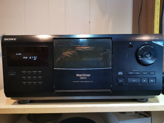 Sony 200 Disc Mega Storage CD Changer CDP-CX200  w/remote in Stereo Systems & Home Theatre in Mississauga / Peel Region