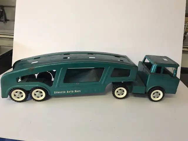 VINTAGE 1960 STRUCTO AUTO HAULER TOY METAL TRUCK in Arts & Collectibles in Mississauga / Peel Region - Image 2