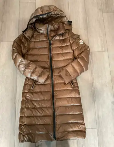 Bought in an upscale consignment store in downtown Vancouver. Removable hood. Excellent condition Ca...
