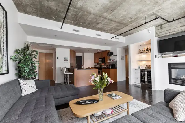 Upscale furnished rental in unbeatable location in Room Rentals & Roommates in City of Montréal - Image 6