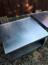 Table en stainless ( 40$ chaque)