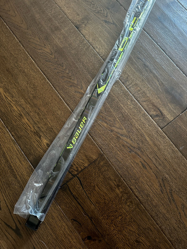 Bauer Ag5nt Left Stick in Hockey in Kawartha Lakes - Image 2