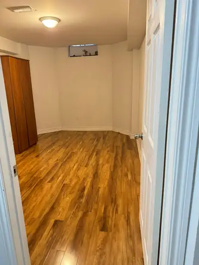 $850 per month Main intersection: Bathurst and Steeles Bright Private Room with Washroom – Female Te...