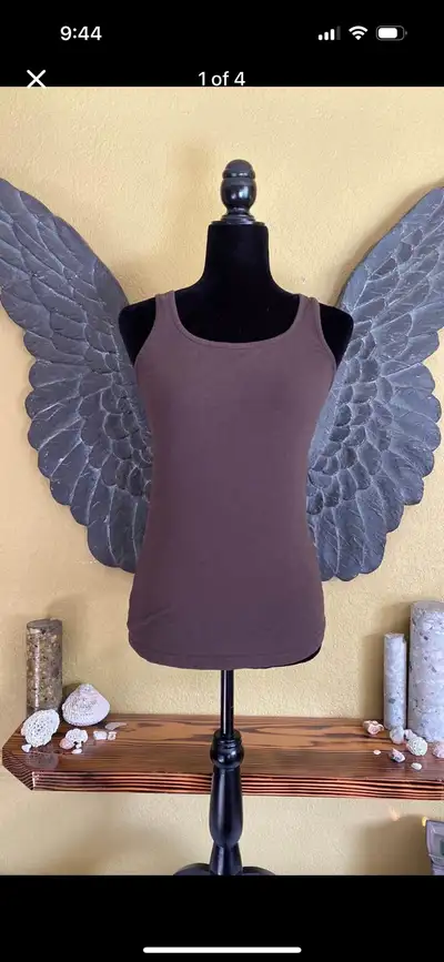 Like new condition Size medium Brown Underarm to underarm 15.5” Length 23.5”
