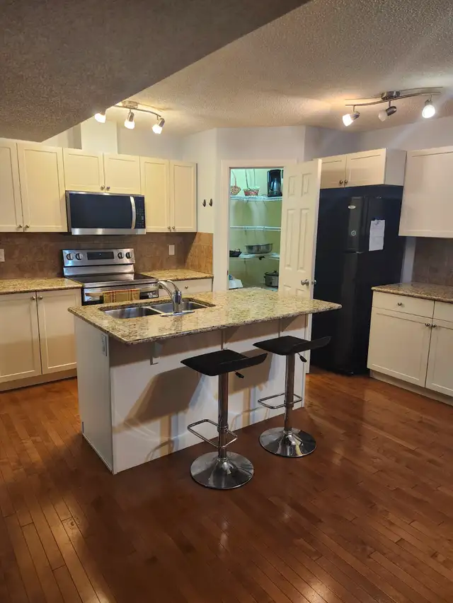 For rent 3 bed+ bonus room with 2.5 bath $2,300 plus utilities. in Long Term Rentals in Edmonton - Image 3