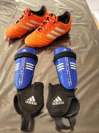 Souliers soccer à crampons (4.5) et protège-tibias (S) Adidas
