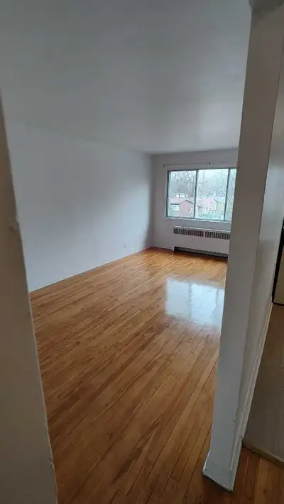 Appartement 3 ½ à louer au troisième étage (dernier). Eau chaude et chauffage inclus. Poêle et réfri...