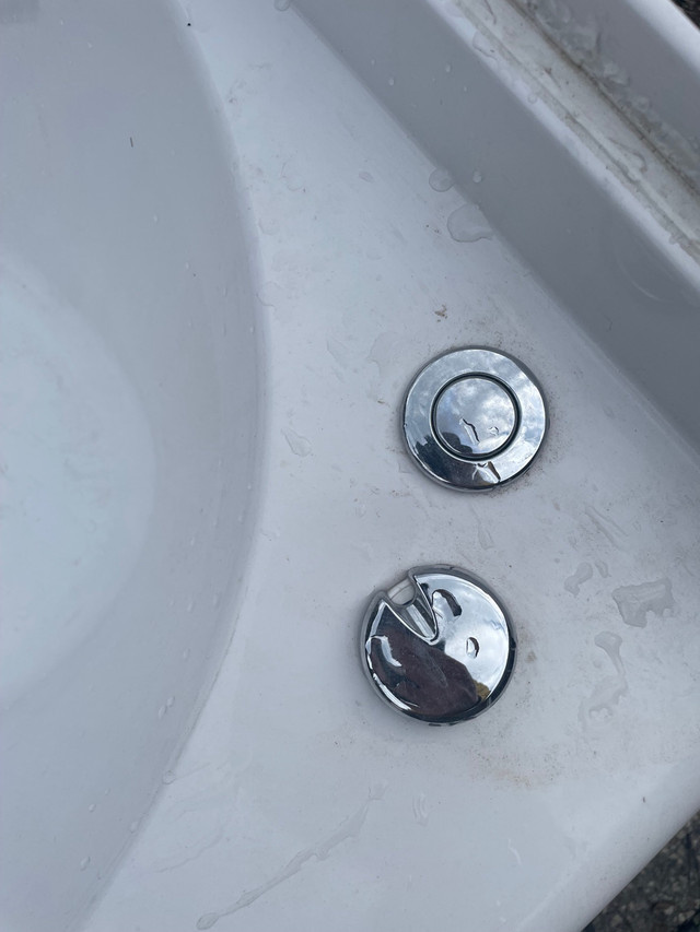 Jacuzzi bath tub  in Plumbing, Sinks, Toilets & Showers in Kawartha Lakes - Image 2