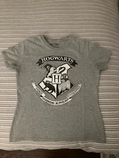 Official Harry Potter merchandise from Warner Bros. Fitted size Large, but fits a little small. Gent...
