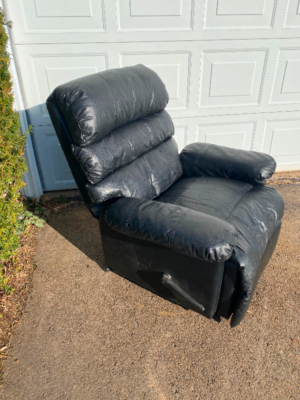 Leather Recliner in Chairs & Recliners in Annapolis Valley - Image 3