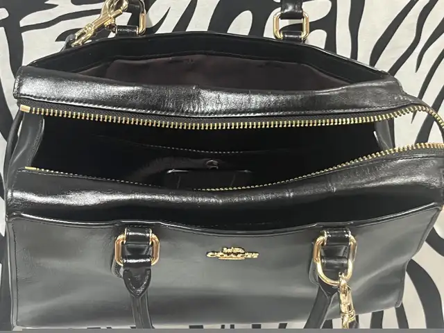 Vintage Boutique Quality Black Leather Coach Bag in Women's - Bags & Wallets in City of Toronto - Image 7