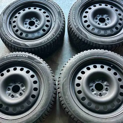 4 rims et 4 pneus et caps de roue 215/55/17po Bolt patern 5X114.3 mm Usure 7/32 Info veuillez m’écri...