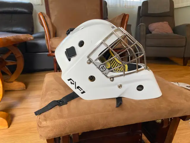 Warrior Goalie helmet SR S/M and Bauer STK JR stick in Hockey in Sudbury - Image 5