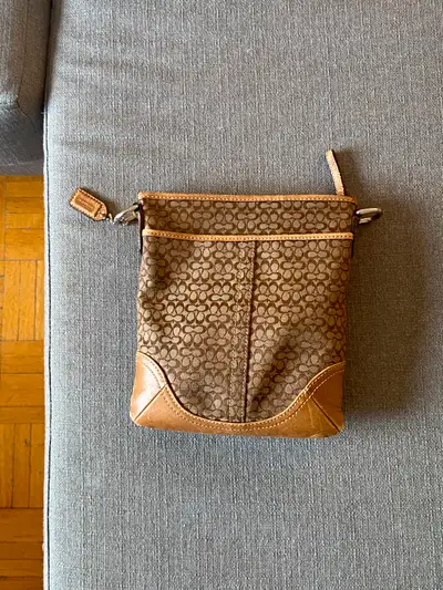 ceci est comme neuve un Coach Signature sac epaule / crossbody brun Authentique. 1" Profond x 7.5" l...