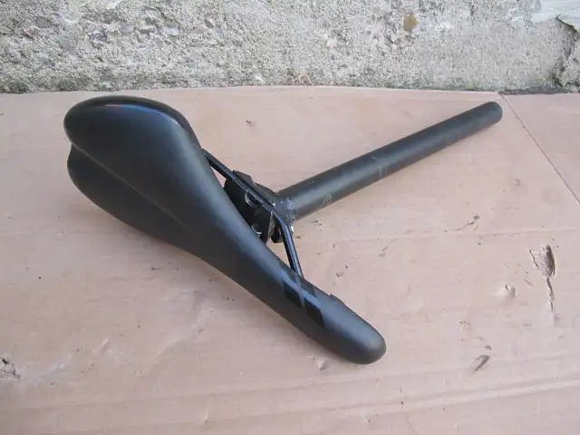 Fuji road race bicycle saddle with 27.2mm post black exc. shape in Frames & Parts in City of Toronto - Image 2